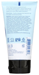 Aplicación de la crema EO sin olor en la palma, suavizando la piel.