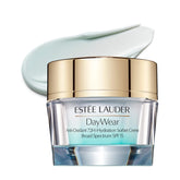 Estée Lauder DayWear en empaque elegante para hidratación diaria.