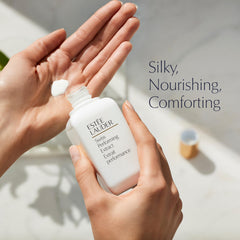 Estée Lauder Swiss Performing Extract, aplicación suave en la palma para piel nutrida.