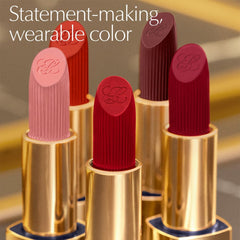Estée Lauder barra labial, aplicación precisa que realza contornos