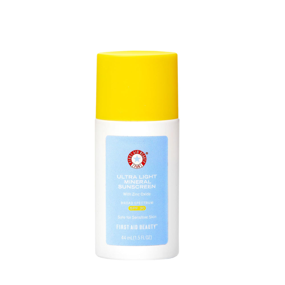 First Aid Beauty protector solar mineral, bote ligero para uso diario.