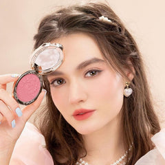 Flower Knows blush tonos rosados suaves, realzan tono de piel con delicadeza.