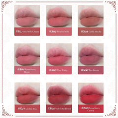 Flower Knows labial fresa rococo muestra color duradero.