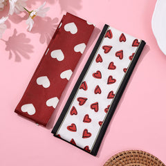 Fuyage bufanda roja con corazones blancos, textura suave para uso diario.