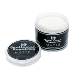 Aplicacion manual de Gentlemen Republic Pasta Mate para peinados versatiles