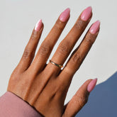 Glamnetic Shine For You: uñas almendra rosadas con acabado terciopelo y puntas plateadas.