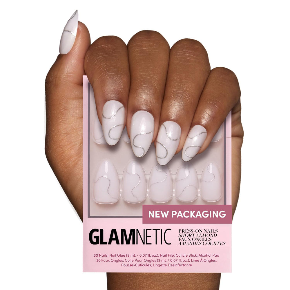 Glamnetic Silent Night: uñas blancas con detalle plateado 3D para un acabado elegante y duradero.
