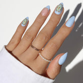 Glamnetic ángel azul de primavera: uñas con aspecto suave para un look romántico.