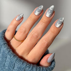 Glamnetic uña corta de almendra con corazón, ideal para look diario.