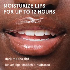 Textura cremosa de Glossier Balm Dotcom Espresso para piel seca.