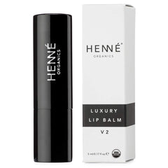 Henné Organics Labial Balm V2, textura cremosa para aplicación suave y rápida.