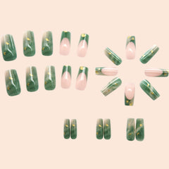 Uñas Hkanlre marmol verde en diseño francés para eventos.