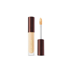 Hourglass Vanish Airbrush Concealer con aplicación cremosa para cobertura natural y suave.