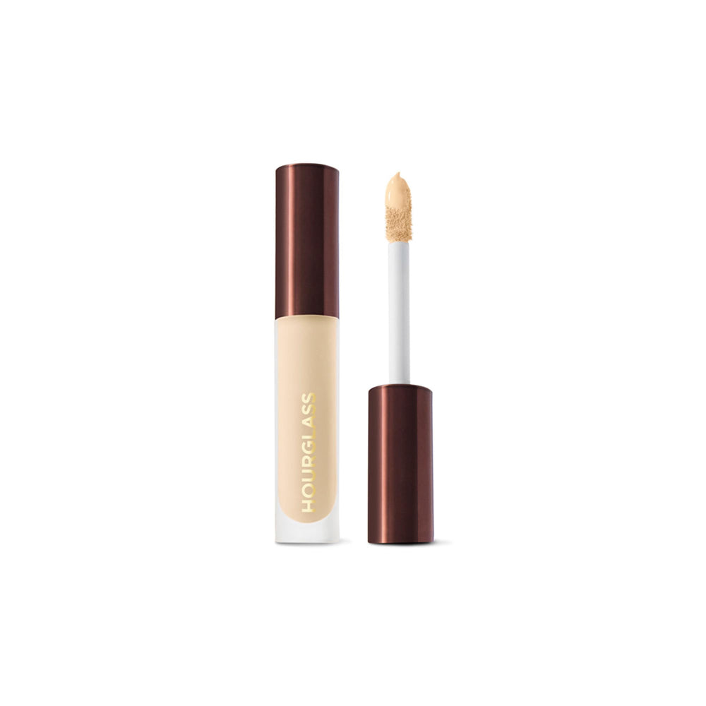Hourglass Vanish Airbrush Concealer muestra la botella para una aplicación precisa.