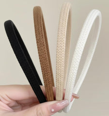 Diadema fina negra de Huachi con textura crochet para uso diario.