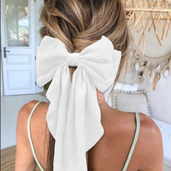 illpta accesorio cabello lazo blanco satinado aporta toque clásico.