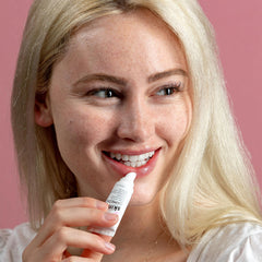 IMAGE Skincare Ormedic: aplicación diaria para labios suaves y nutridos.