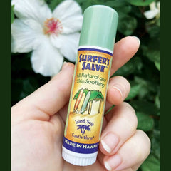 Salve Surfista Stick de Island Soap & Candle Works, protección de labios durante actividades al aire libre.