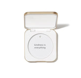 Jane Iredale compacto con cierre magnético, ideal para retoques en movimiento.