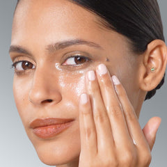 Julep: aplicación del desmaquillante en aceite para retirar maquillaje con hidratación ligera.