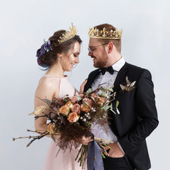 Tiara Junkin reina oro, cristales brillantes en detalle.