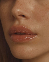 Kaiamala bálsamo labial con vitamina E para hidratación duradera.