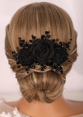 Detalle de diadema Kercisbeauty con cristales y abalorios para cabello