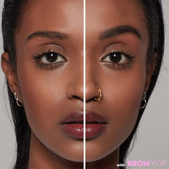 Kosas Brow Pop – aplicador integrado para mezclar y difuminar el color.