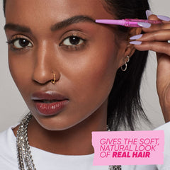 Kosas Brow Pop – punta triangular para trazos finos y definidos.