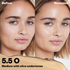 Kosas Revealer Concealer aplicado con dedos para difuminar manchas con facilidad.