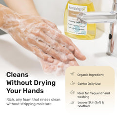 Kosmatology textura de espuma cremosa para un lavado suave sin irritación.