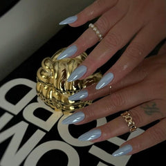 Uñas KQueenest prensadas con brillo centelleante azul bebe para looks festivos.