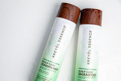 Acondicionador Kreyol Essence con aceite de coco para hidratación profunda.