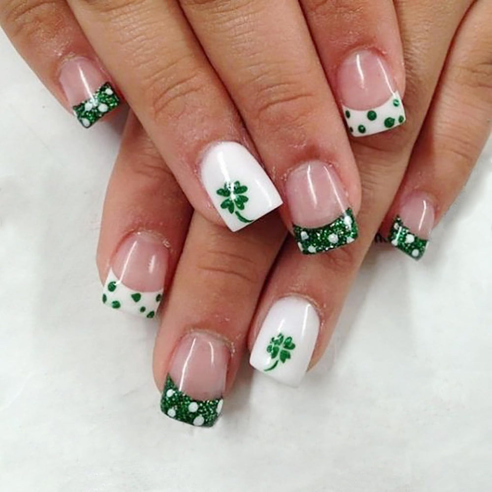KRTBKR uñas dia san patricio corto-cuadradas con puntos blancos, manicura rápida.