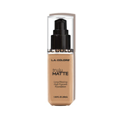 Aplicación líquida de L.A. COLORS Truly Matte Foundation ofrece cobertura construible y sin brillos.