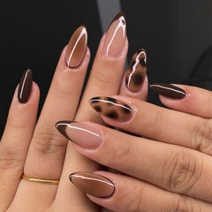 Lnulyaciy uñas adheridas en almendra marrón con leopardo, acabado brillante para look sofisticado.