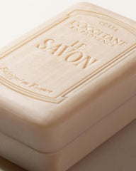 Limpieza suave que cuida la piel sensible con L'Occitane.