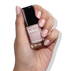 Primer plano del brillo con aspecto gel de Lakur, uñas resistentes.