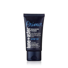 Aplicación con dedo de Lune+Aster RealGlow Primer realza la piel suave.