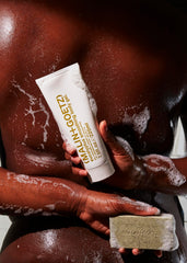 Barra exfoliante MALIN+GOETZ con polvo de jojoba para exfoliacion suave.