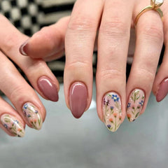 MAOTTIE uñas almendra con diseño floral para un aspecto refinado.