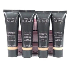 Aplicación suave de Mary Kay TimeWise Luminous 3D Foundation sobre la piel.