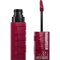 Maybelline Super Stay Vinyl Ink en labios con brillo e intenso color vinilo.