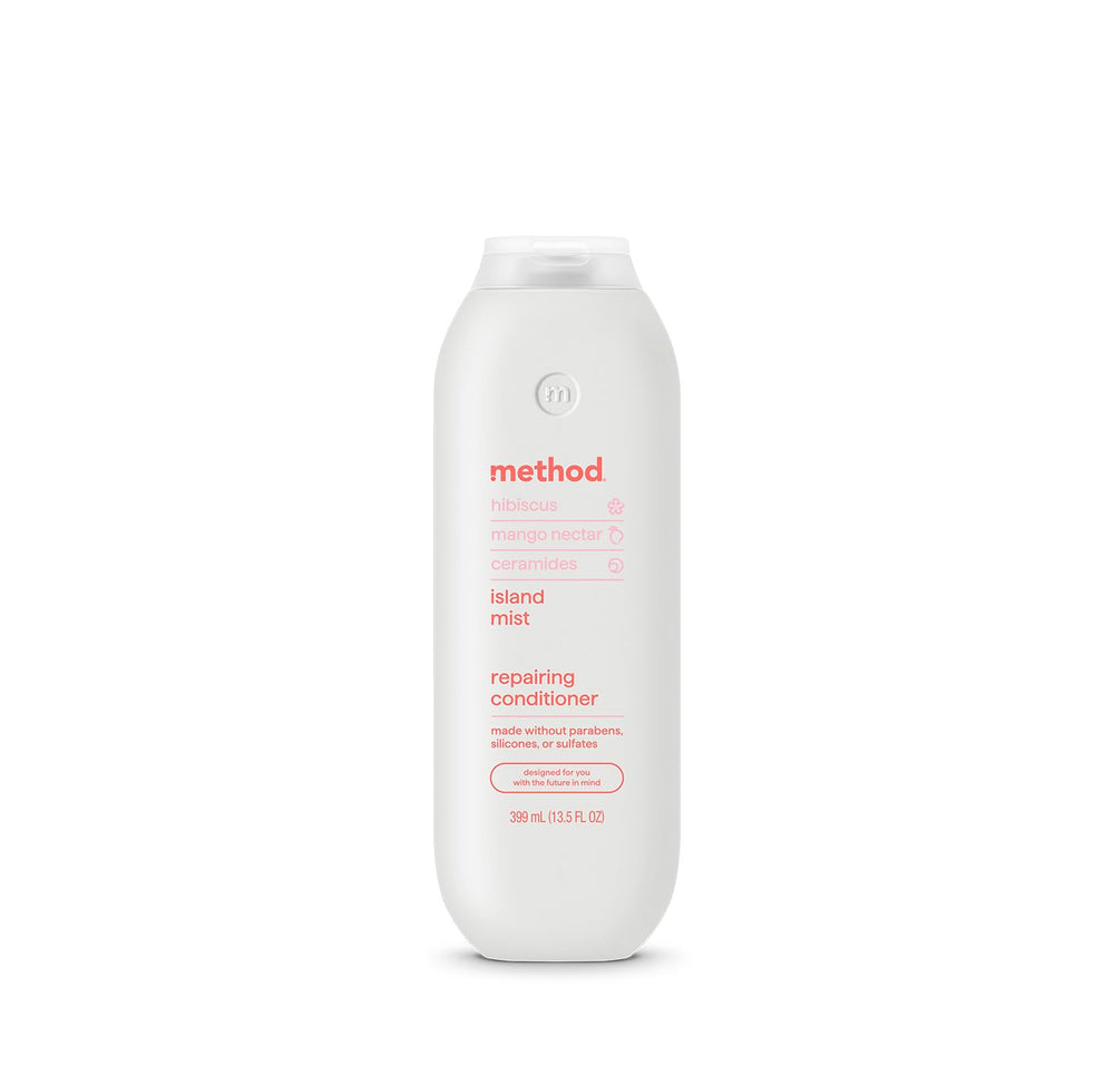 Acondicionador Method botella en la ducha para cuidado reparador del cabello