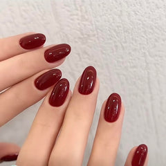 Modelones uñas postizas granate ovaladas para un acabado profesional.