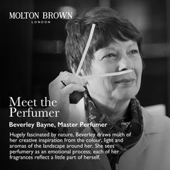 Molton Brown Textura cremosa y ligera, se absorbe fácilmente.