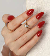 Morily uñas postizas rojas en almendra corta con brillo para looks rápidos.