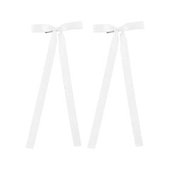 Lazo Motique blanco de seda en primer plano, brillo elegante para peinados.