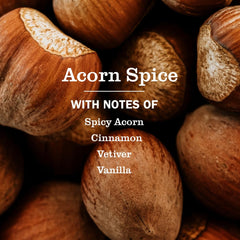 Botella vertiendo Jabón de Manos Acorn Spice para experiencia suave.