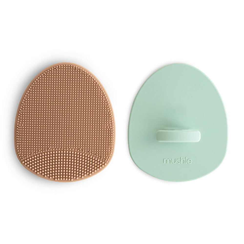 Cepillo Mushie para costras del cuero cabelludo del bebé, limpieza suave y delicada.